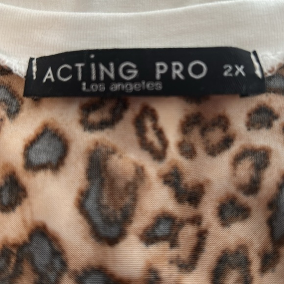 NWOT. Woman’s cap sleeve t-shirt in cream with predator print neckline. - Picture 7 of 8